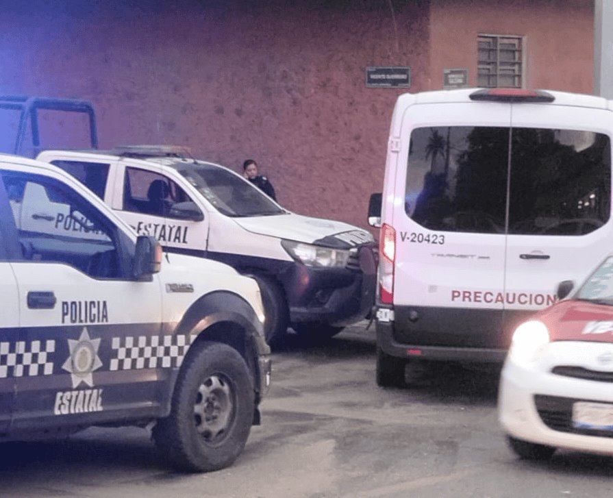 Choca patrulla de la SSP y camioneta en la colonia El Coyol de Veracruz