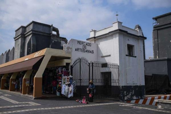 Inicia traslado de locatarios del Mercado de Artesanías del malecón de Veracruz