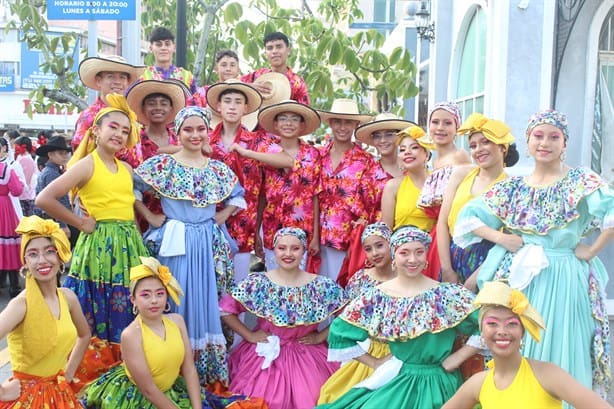 Delegaciones internacionales desfilan por el VII Festival Internacional del Folklore ‘Puerta de las Américas’