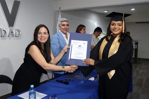 Realizan ceremonia de graduación el Centro de Estudios Veracruz (CEV)