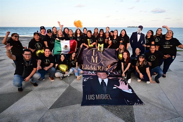 Fans de Luis Miguel graban video en el Puerto de Veracruz