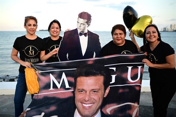 Fans de Luis Miguel graban video en el Puerto de Veracruz