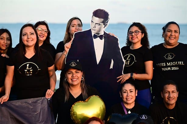 Fans de Luis Miguel graban video en el Puerto de Veracruz