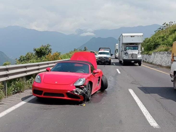 Porsche rojo es destrozado tras colisión con tráiler en la Orizaba- Puebla