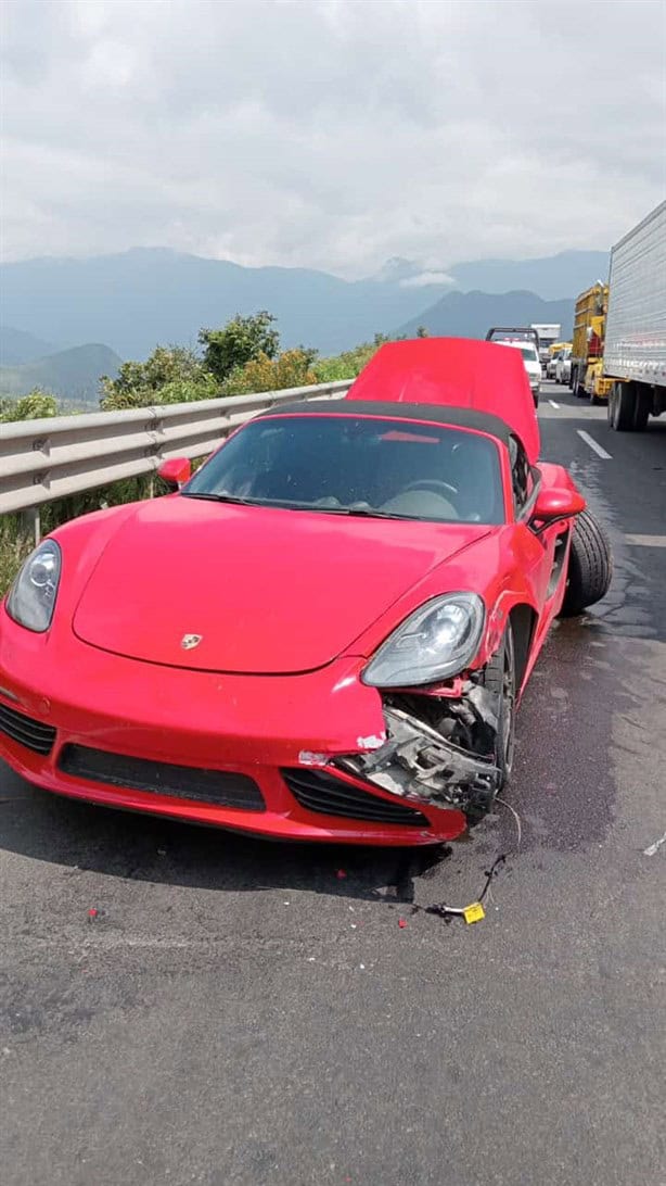 Porsche rojo es destrozado tras colisión con tráiler en la Orizaba- Puebla