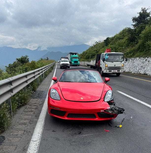 Porsche rojo es destrozado tras colisión con tráiler en la Orizaba- Puebla