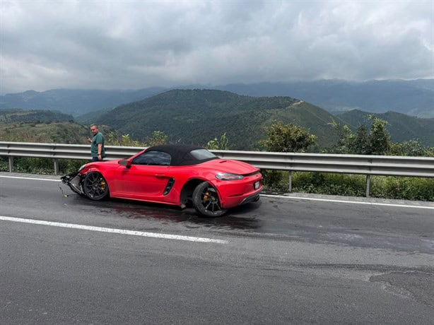 Porsche rojo es destrozado tras colisión con tráiler en la Orizaba- Puebla