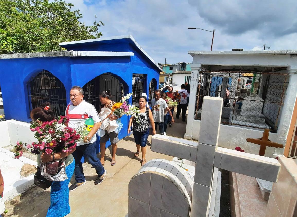 Realizan labores de limpieza en cementerios de Agua Dulce por celebración de los fieles difuntos