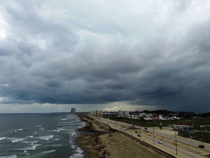 Sorprende contraste natural en el cielo de Coatzacoalcos, así estará el clima