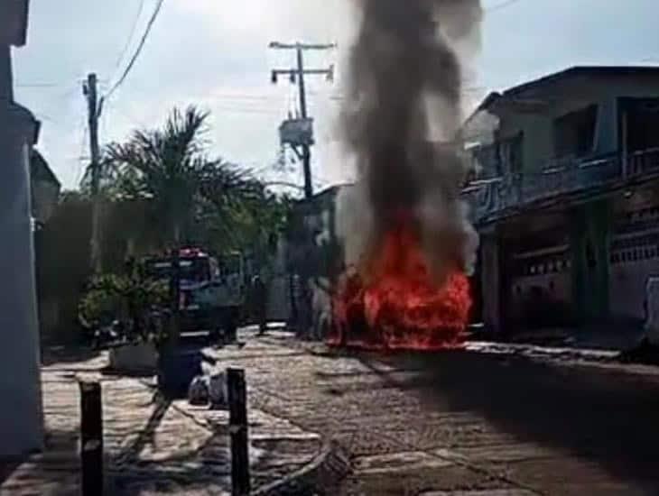 Vehículo arde en llamas en Minatitlán