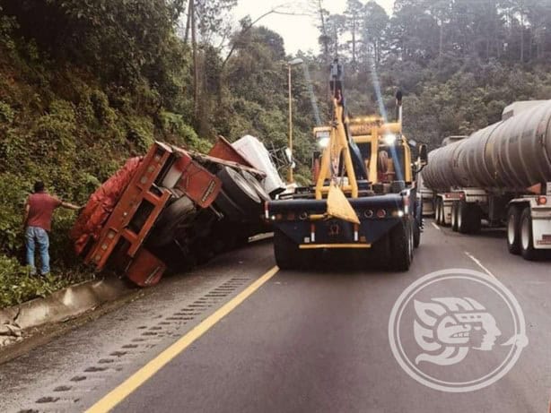 ¡Traía carga de más! Torton sale del camino y se ladea en las Cumbres de Maltrata