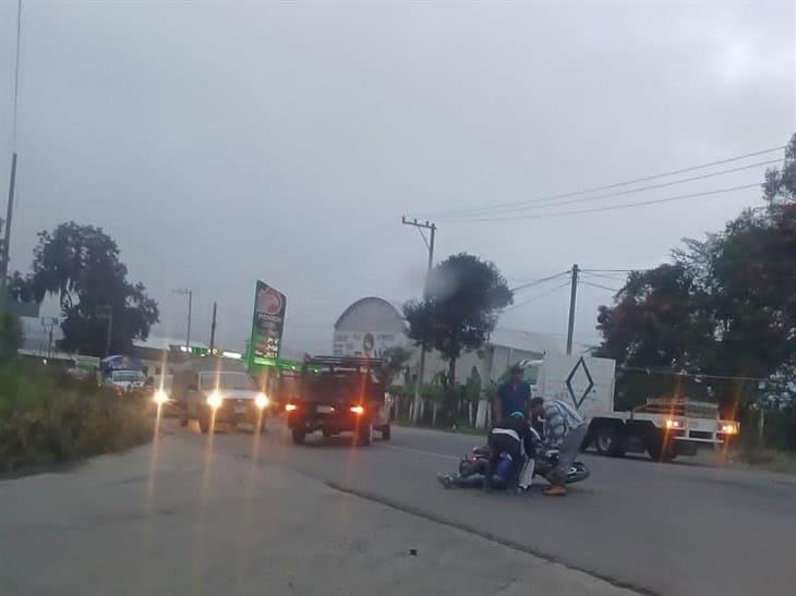 Motociclista severamente lesionada tras ser atropellada en la carretera Fortín-Huatusco