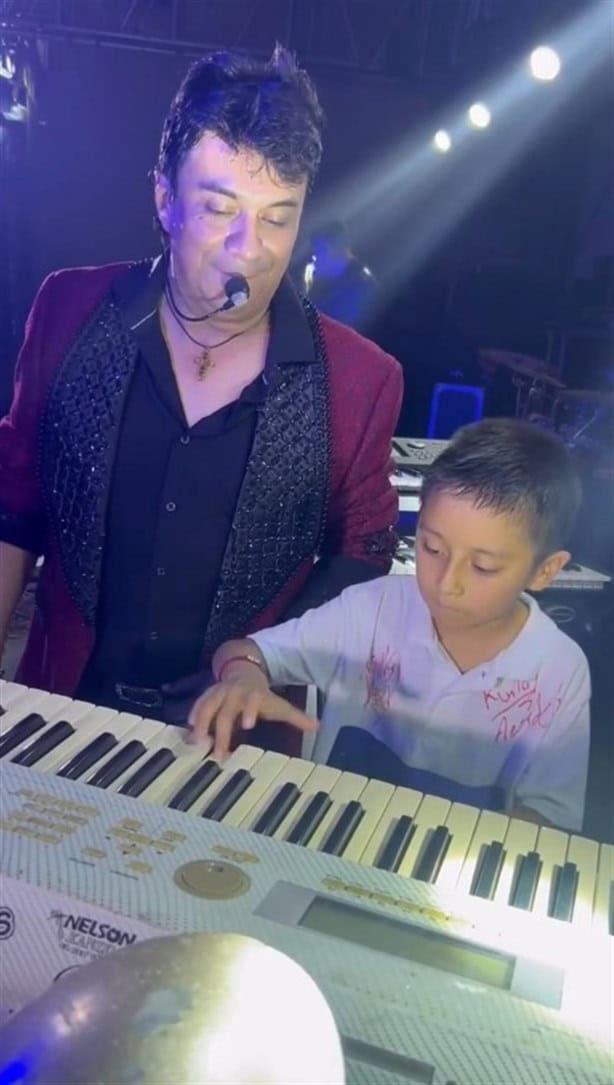 Niño sorprende a Nelson Kanzela tocando sus teclados como un gran músico | VIDEO