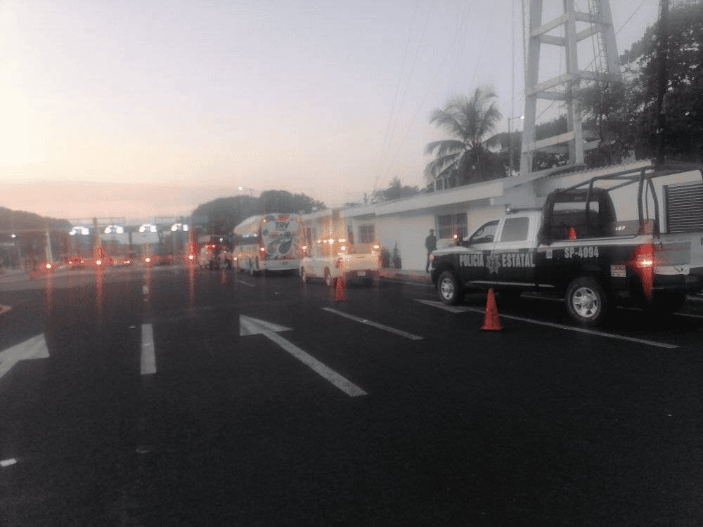 Autobús de pasajeros atropella a policía del IPAX en autopista Cardel-Veracruz