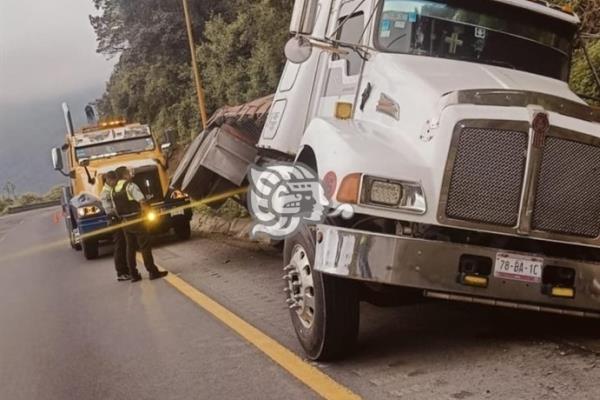 ¡Traía carga de más! Torton sale del camino y se ladea en las Cumbres de Maltrata