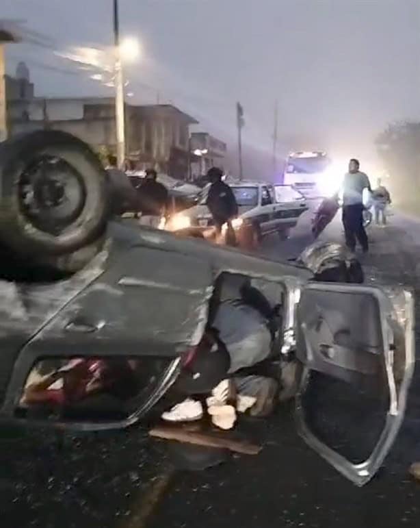 Auto termina volcado en avenida Chedraui Caram de Xalapa; ¿qué fue lo que pasó? (+Video)