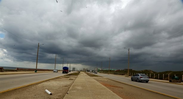 Sorprende contraste natural en el cielo de Coatzacoalcos, así estará el clima