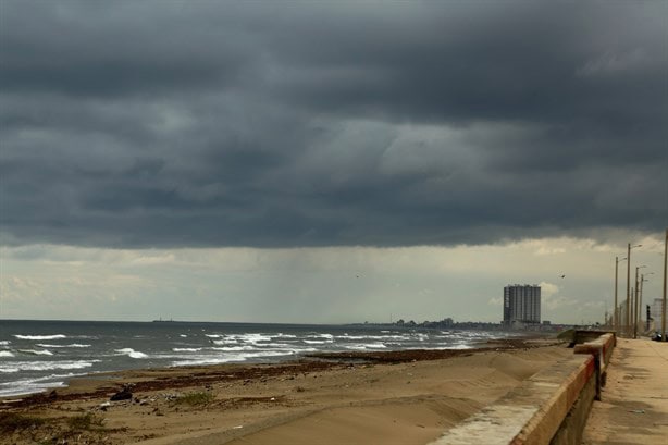 Sorprende contraste natural en el cielo de Coatzacoalcos, así estará el clima