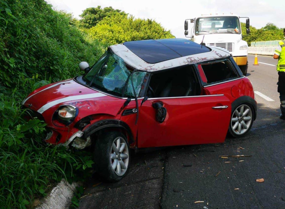 Subdirectora de la ESGA sufre accidente en autopista de Acayucan 