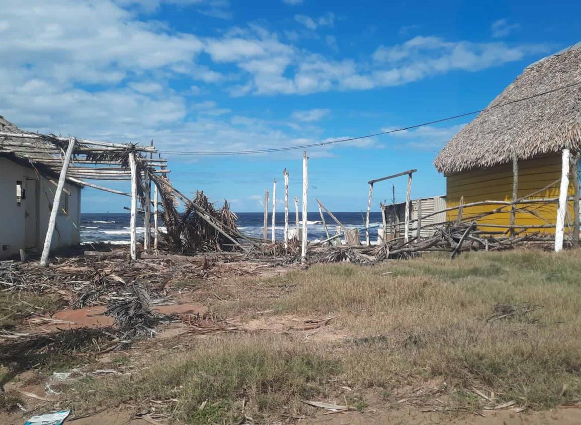 Restaurantes de playa Las Palmitas aun afectados por el mal tiempo