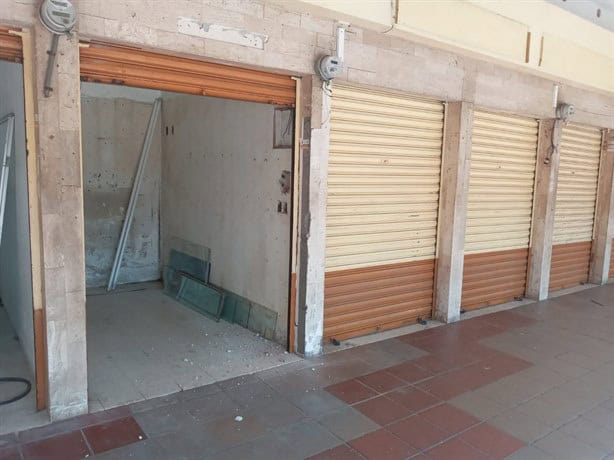 Bajan cortinas de locales del Mercado de Artesanías tras traslado al malecón de Veracruz