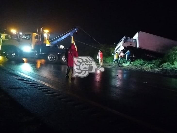 ¡Aparatoso accidente! camión de carga cae a un barranco en la autopista Orizaba-Puebla