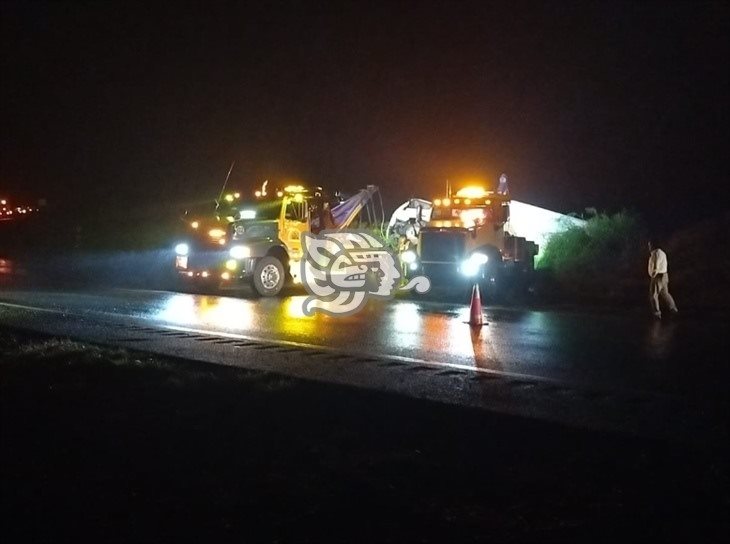 ¡Aparatoso accidente! camión de carga cae a un barranco en la autopista Orizaba-Puebla