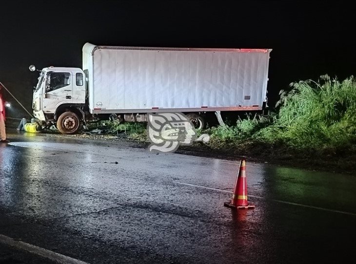 ¡Aparatoso accidente! camión de carga cae a un barranco en la autopista Orizaba-Puebla