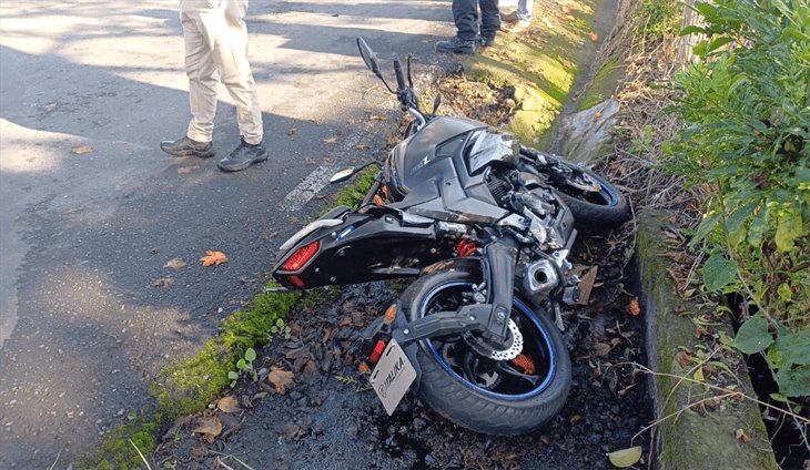 Auto y moto se dan encontronazo en la carretera Córdoba-Chocamán