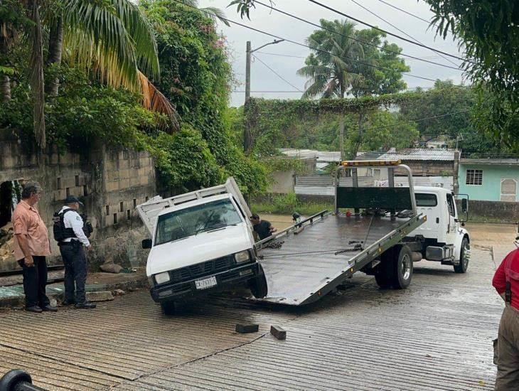 Tabasqueños se volcaron en Coatzacoalcos; transportaban vitrinas