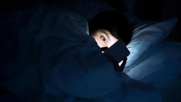 ¿Usas el celular de noche? Profeco revela los efectos negativos de esta práctica