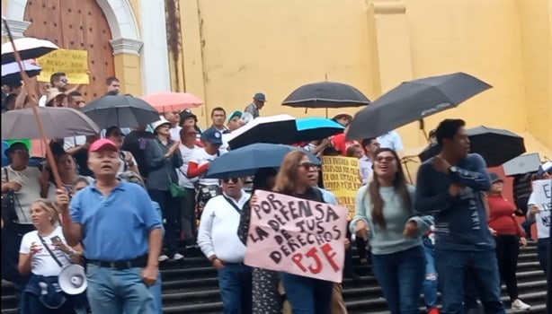 Examen sí, tómbola no; protestan empleados del Poder Judicial en el centro de Xalapa