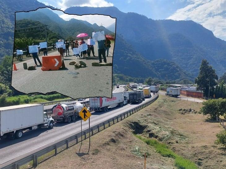 Liberan la autopista Orizaba-Puebla, manifestantes se reunirán con personal de Pemex