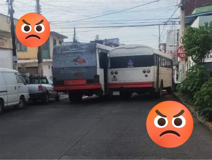 Por ir peleando, autobuses chocan y desatan caos vial en el centro de Xalapa 