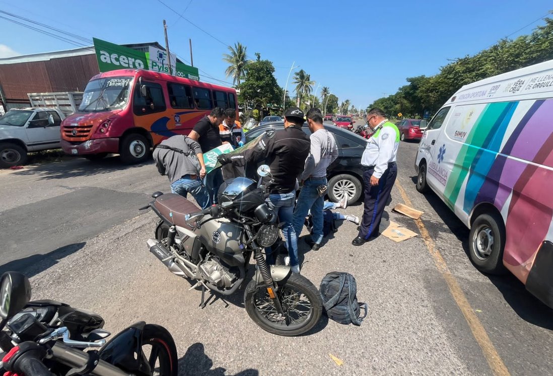 Accidente en carretera Veracruz-Tejar deja a motociclista lesionado