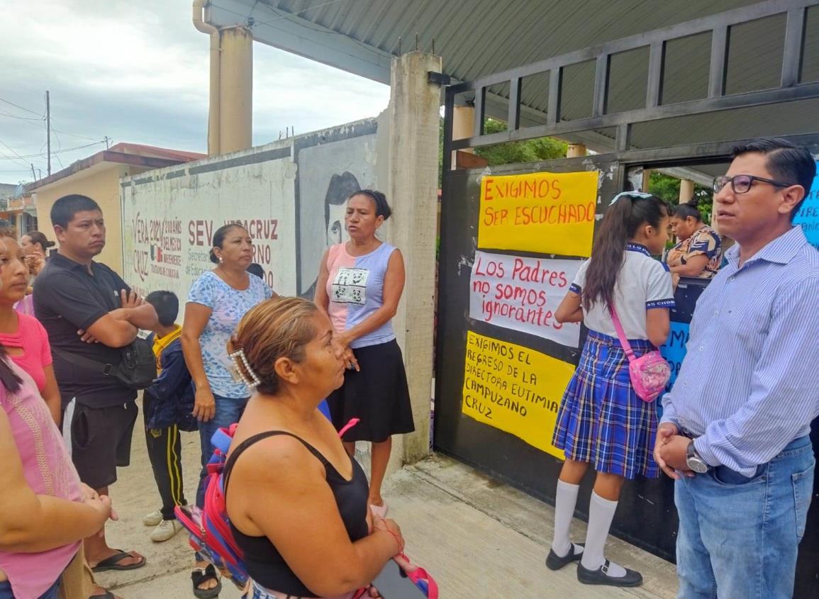 Quieren fuera a directora de primaria en Las Choapas; Padres tomaron instalaciones