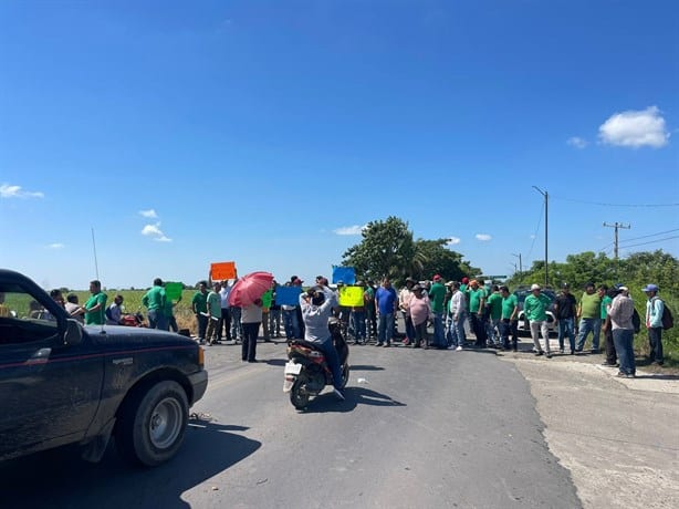 Transportistas bloquean la carretera Carlos A. Carrillo - Cosamaloapan