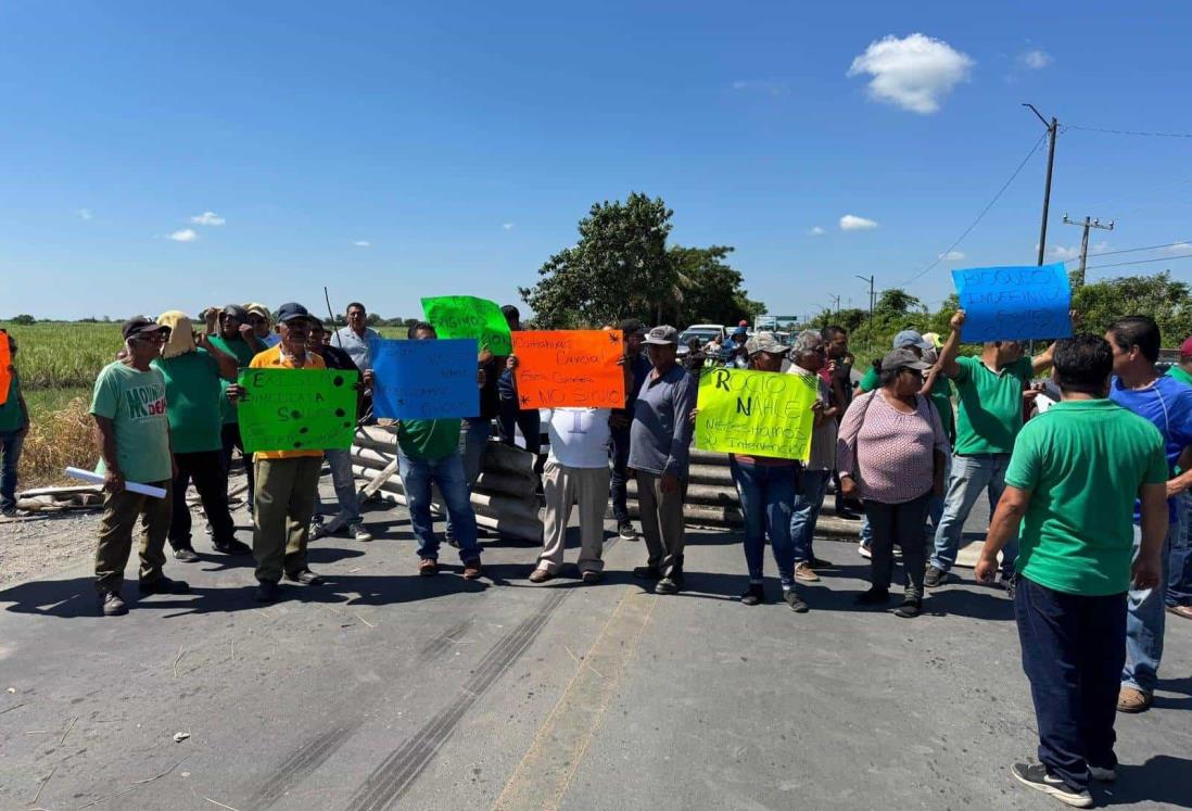 Transportistas bloquean la carretera Carlos A. Carrillo - Cosamaloapan