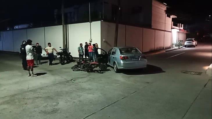 Dos motociclistas se impactan contra un auto en Martínez