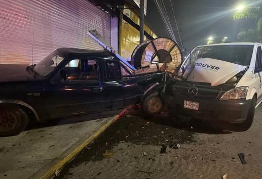Camionetas se dan encontronazo y se impactan contra negocio en Córdoba