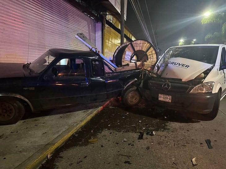 Camionetas se dan encontronazo y se impactan contra negocio en Córdoba