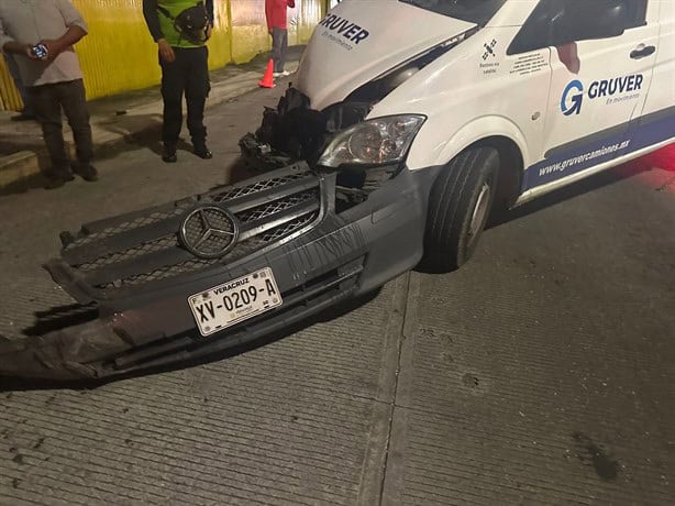 Camionetas se dan encontronazo y se impactan contra negocio en Córdoba