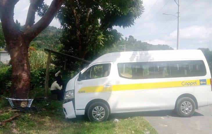 Camioneta de Coppel se estrella contra un árbol en Monte Oscuro, hay un herido