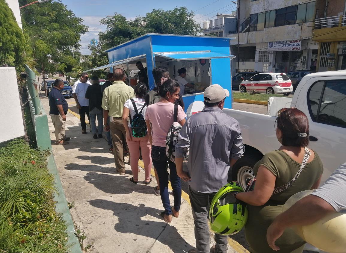 Te Queremos Ayudar entrega comida y bebidas gratis a personas en IMSS-Bienestar de Coatzacoalcos