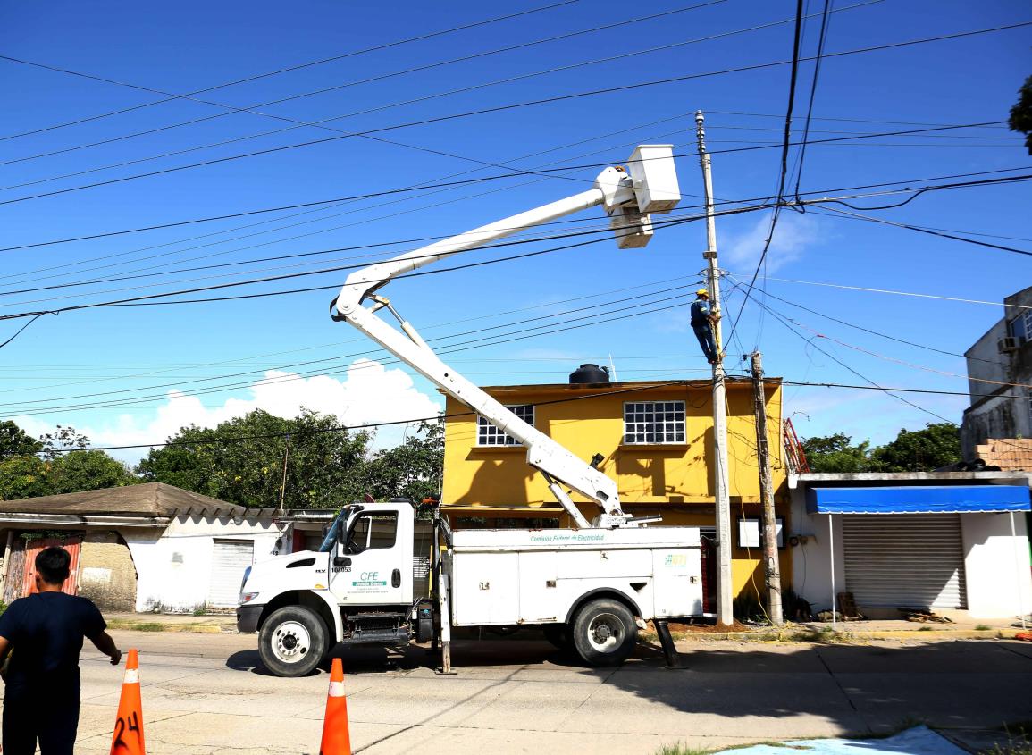 Cambia CFE postes viejos en esta colonia de Coatzacoalcos | VIDEO