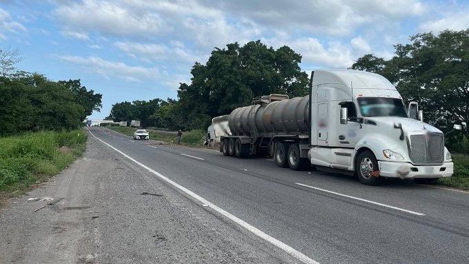 Tráiler cae a cuneta en la autopista Tinajas-Cosamaloapan