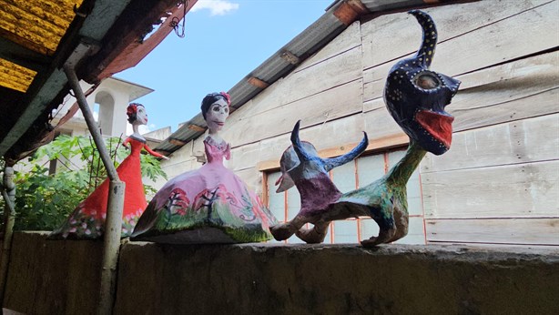 Catrinas y alebrijes de cartón resaltan en la zona centro de Poza Rica