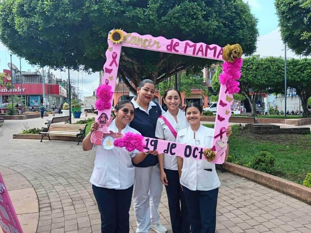 Estudiantes de Enfermería de Acayucan promueven la lucha contra el cáncer de mama