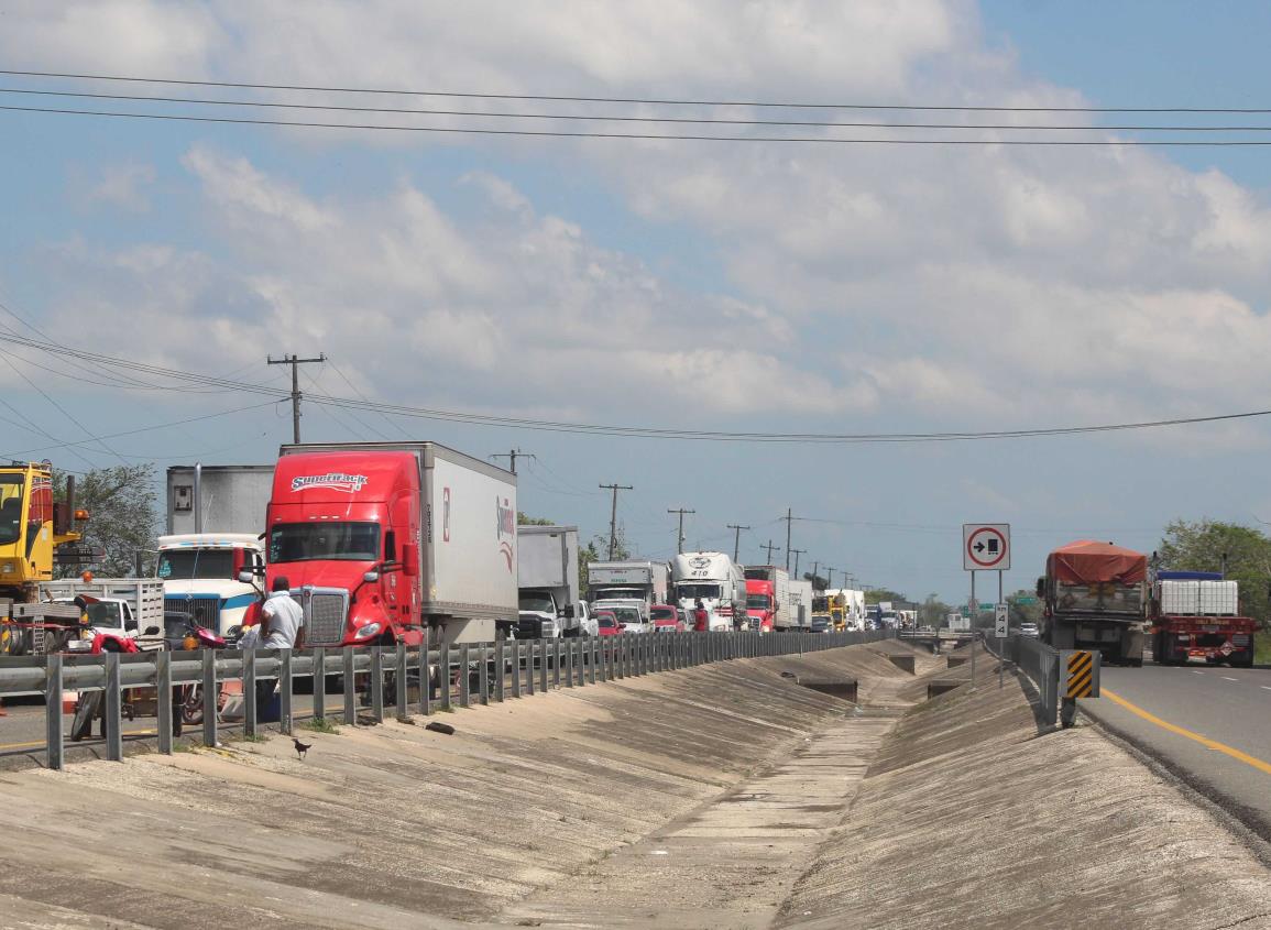 En aumento tráfico vehicular en limites entre Veracruz y Tabasco