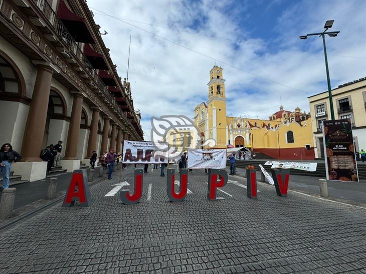 Integrantes de Ajupiv reprochan deuda a Cuitláhuac García: lucha por prestaciones cumplió diez años, reclaman